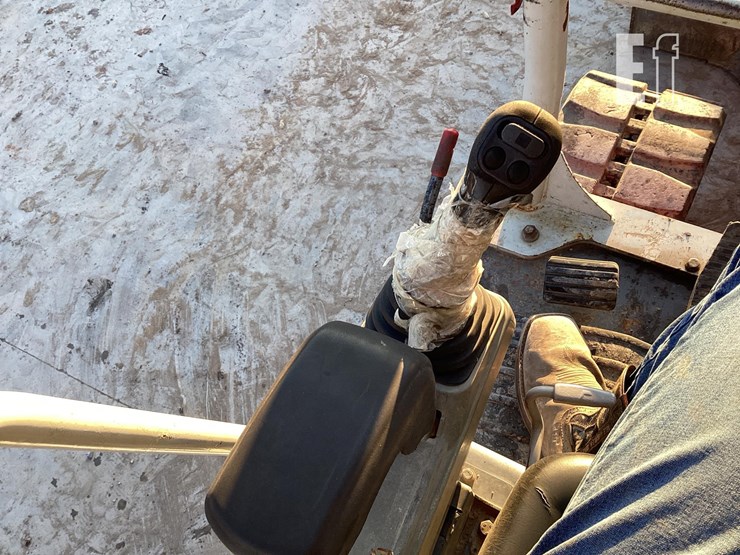 2015-takeuchi-tb260-image-19