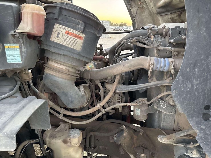 2017-freightliner-114sd-image-30