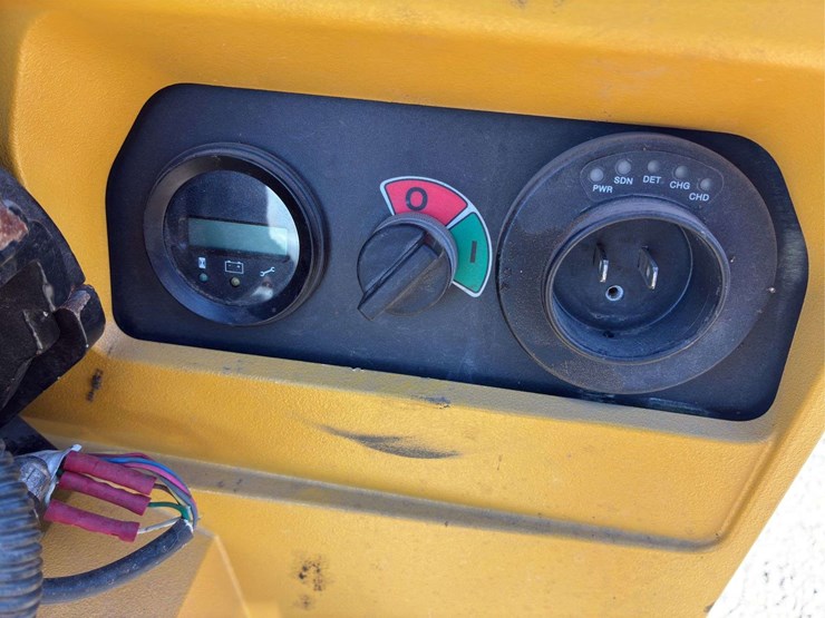 yale-electric-pallet-jack-image-5