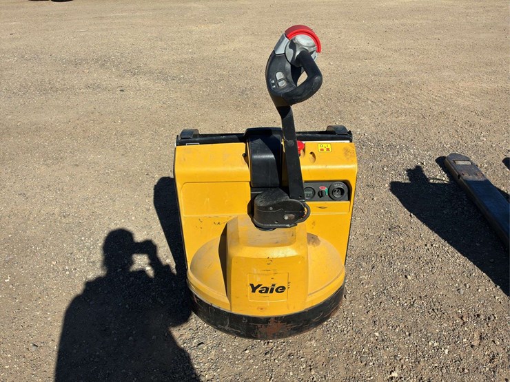 yale-electric-pallet-jack-image-4