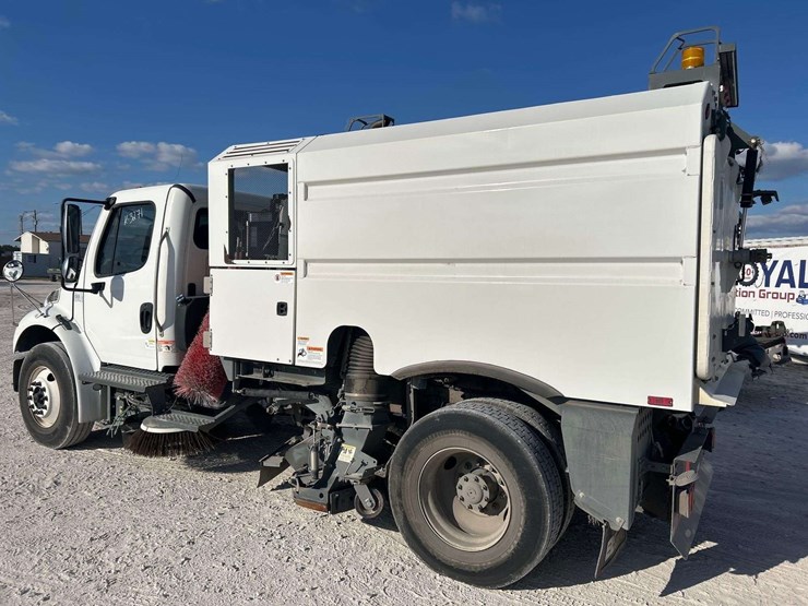 2020-freightliner-m2-106-image-2