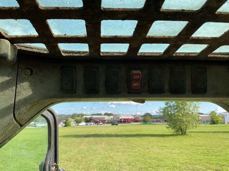 2003-bobcat-s300-image-19