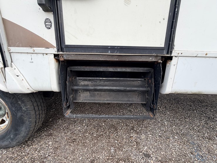 #2250-•-2005-nu-wa-hitchhiker-ii-ls-fifth-wheel-travel-trailer-image-11