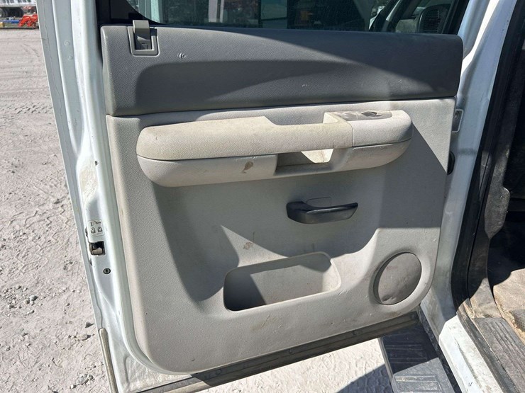 2014-chevrolet-silverado-3500-image-22