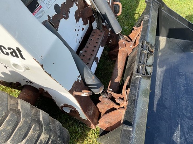 2003-bobcat-s300-image-15