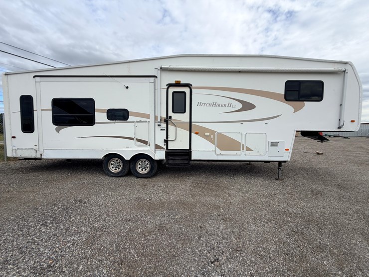 #2250-•-2005-nu-wa-hitchhiker-ii-ls-fifth-wheel-travel-trailer-image-1