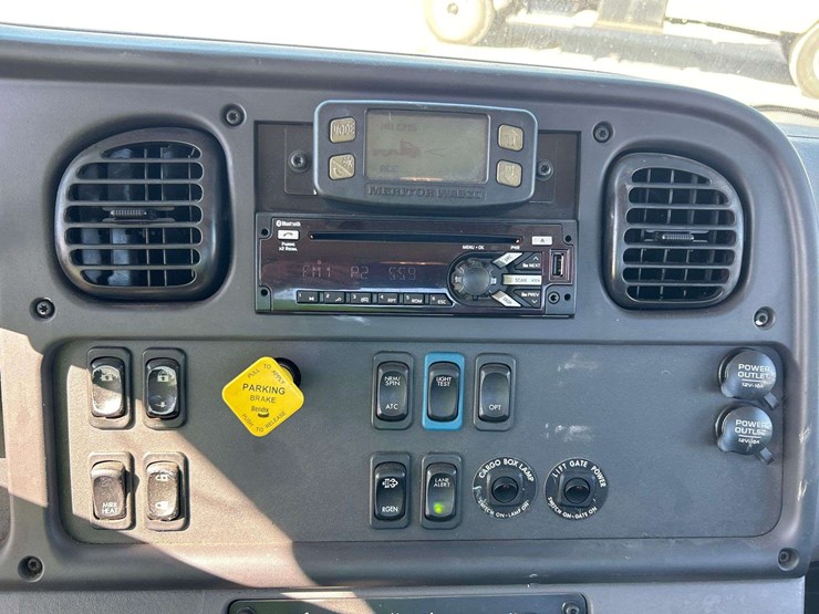 2018-freightliner-m2-106-image-19