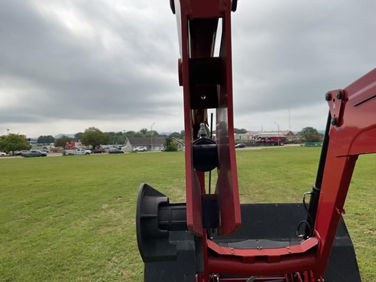 2013-case-ih-l775-image-12