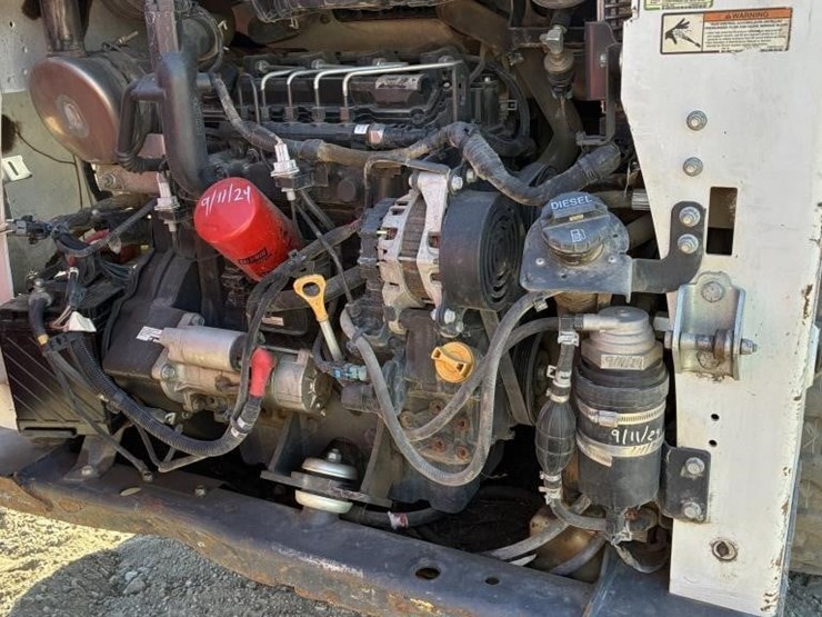 2019-bobcat-s570-image-11