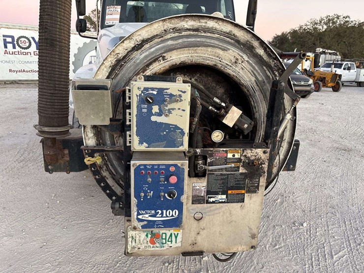 2017-freightliner-114sd-image-21