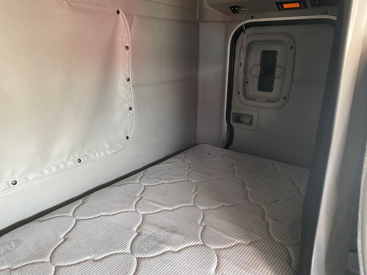 #3822-•-2019-peterbilt-heavy-rotator-truck-(has-mn-title-in-delay,-may-take-6-8-weeks)-image-48