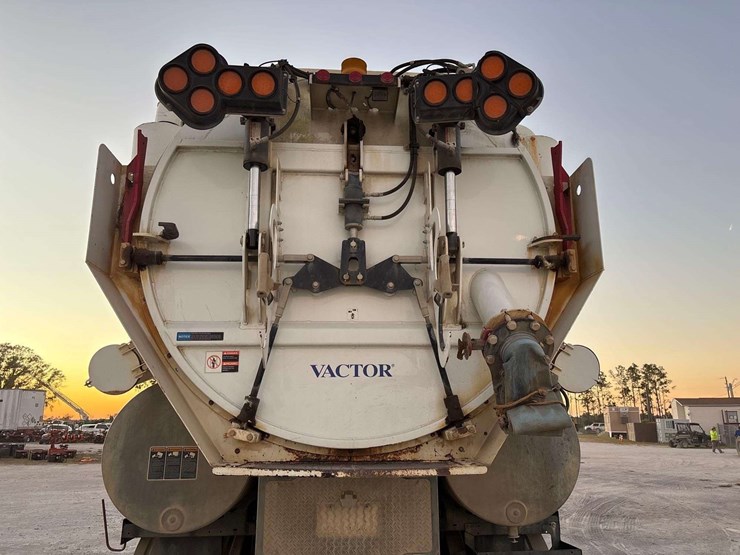 2017-freightliner-114sd-image-12