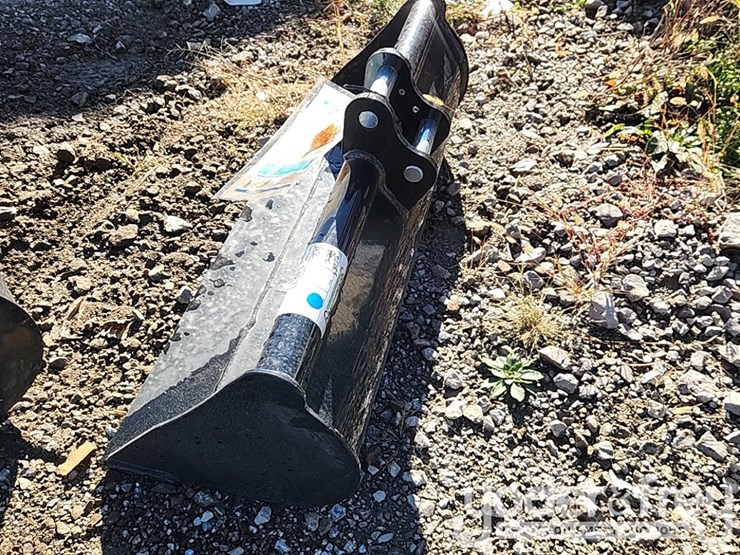 2025-32"-bucket-to-suit-mini-excavator-image-2