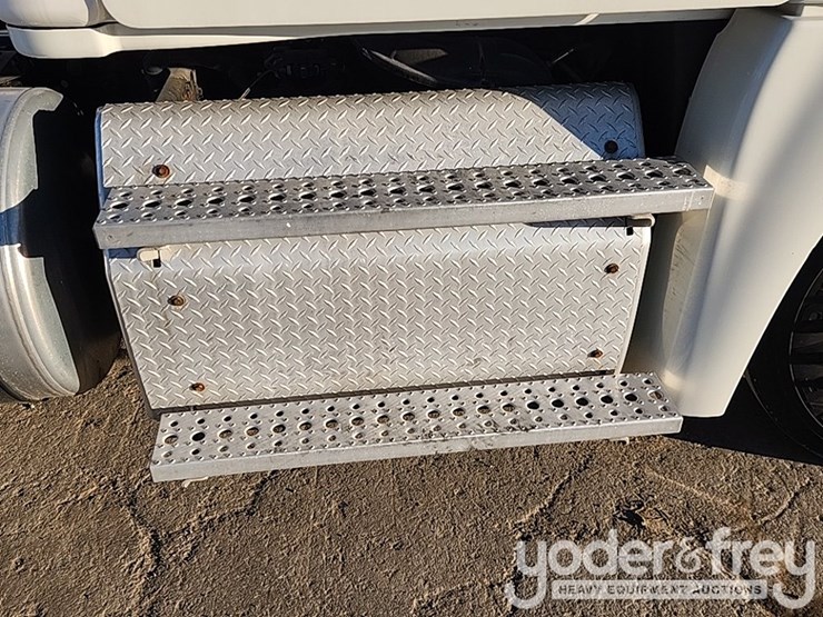 2017-freightliner-cascadia-image-35