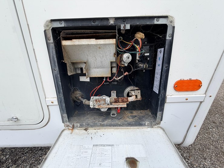 #2250-•-2005-nu-wa-hitchhiker-ii-ls-fifth-wheel-travel-trailer-image-13