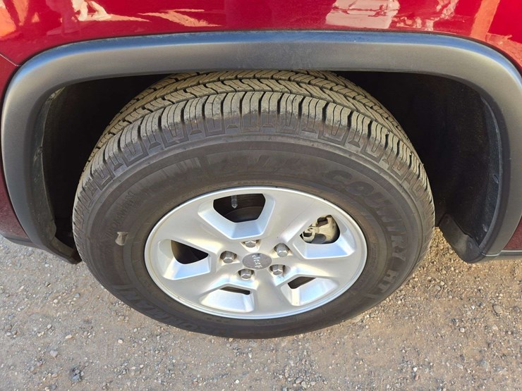 2017-jeep-grand-cherokee-laredo-image-6