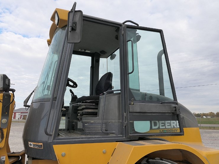 2012-deere-324j-image-24