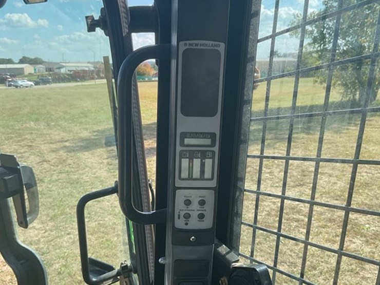 2012-new-holland-l225-image-22