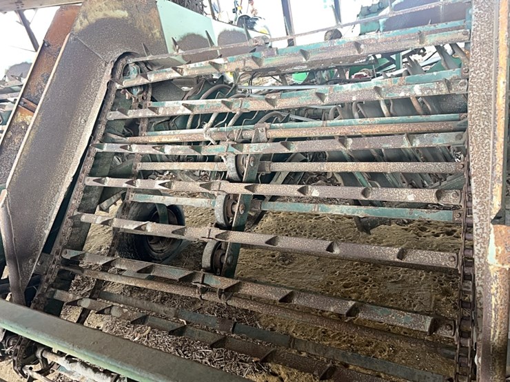 kmc-4-row-peanut-digger-image-6