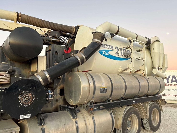 2017-freightliner-114sd-image-10