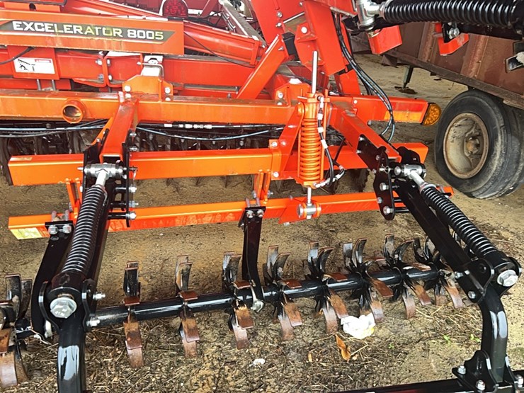 kuhn-excelerator-8005-vertical-tillage-image-17