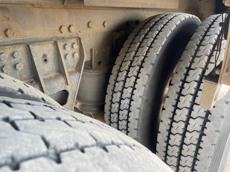 #3822-•-2019-peterbilt-heavy-rotator-truck-(has-mn-title-in-delay,-may-take-6-8-weeks)-image-32