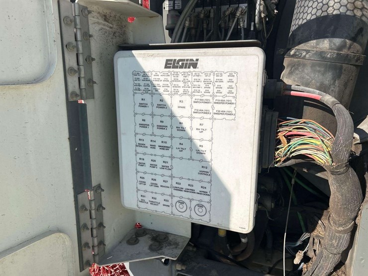 2020-freightliner-m2-106-image-21