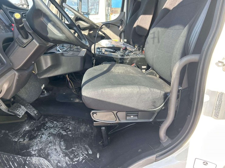 2020-freightliner-m2-106-image-13