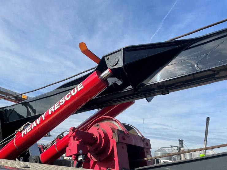 #3824-•-2019-peterbilt-heavy-rotator-(has-mn-title-in-delay,-may-take-6-8-weeks)-image-30