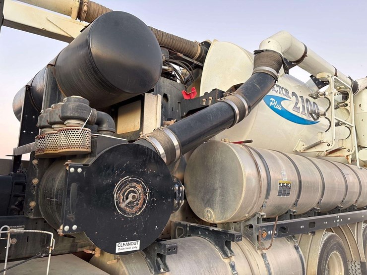 2017-freightliner-114sd-image-14