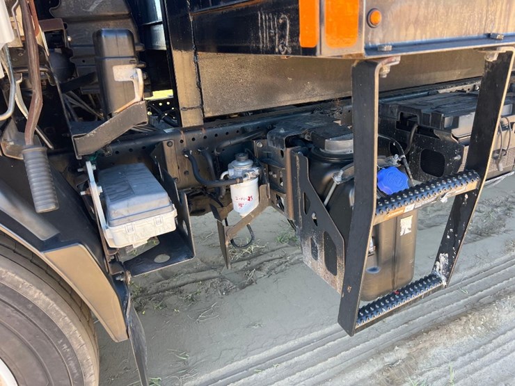 2015-isuzu-nrr-image-12