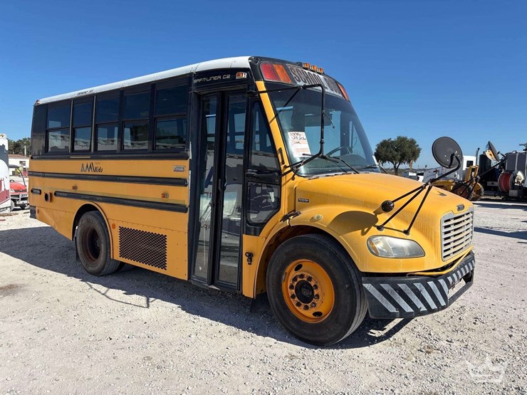 2008-freightliner-b2-image-2