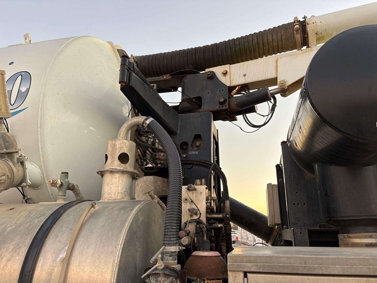 2017-freightliner-114sd-image-15