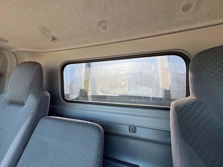 2015-isuzu-nrr-image-30