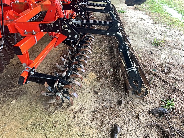 kuhn-excelerator-8005-vertical-tillage-image-12