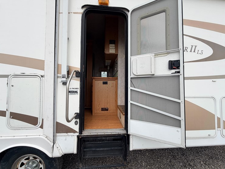 #2250-•-2005-nu-wa-hitchhiker-ii-ls-fifth-wheel-travel-trailer-image-24