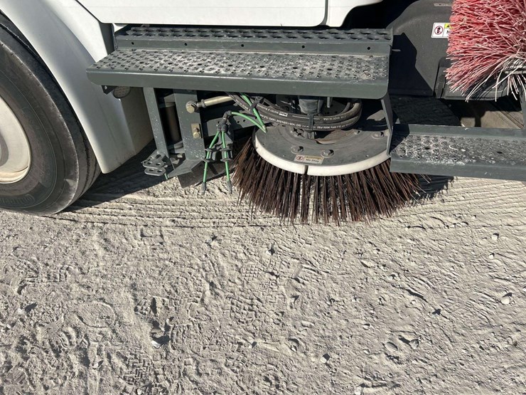 2020-freightliner-m2-106-image-18