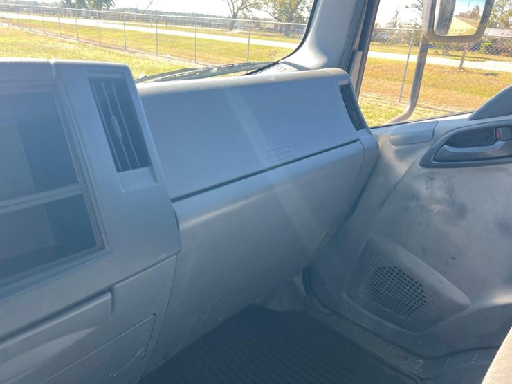 2015-isuzu-nrr-image-22