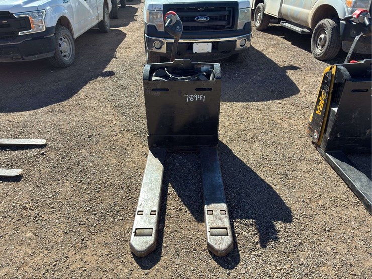 yale-electric-pallet-jack-image-1