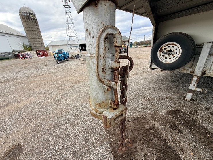 #2153-•-s&s-gooseneck-horse-trailer-image-26