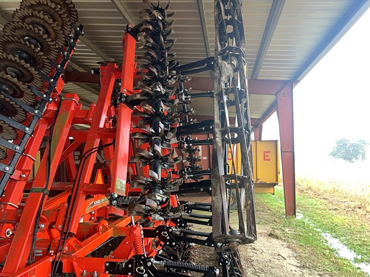 kuhn-excelerator-8005-vertical-tillage-image-11