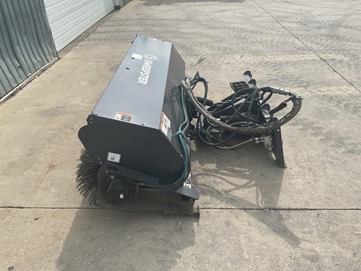 #82-•-2025-sweepster-md84-sweeper-image-4