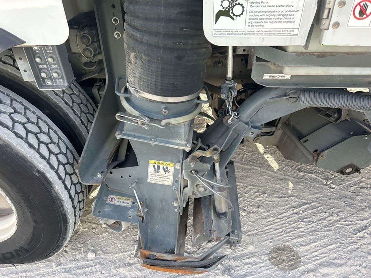 2020-freightliner-m2-106-image-26