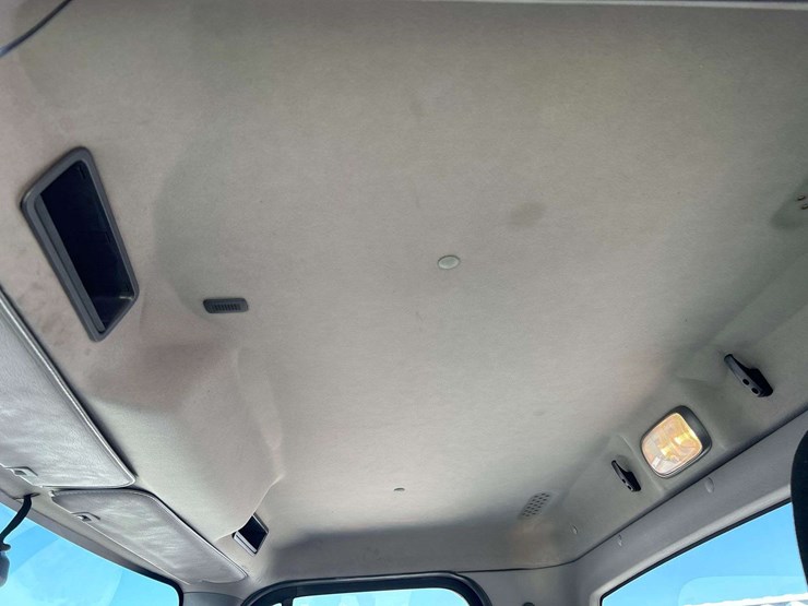 2018-freightliner-m2-106-image-25