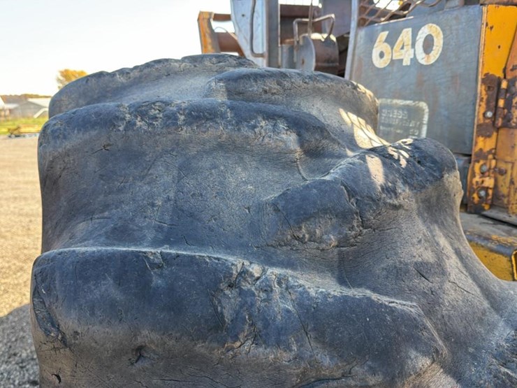 1985-john-deere-640c-image-12