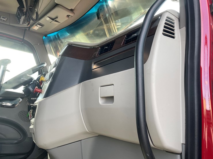 #3822-•-2019-peterbilt-heavy-rotator-truck-(has-mn-title-in-delay,-may-take-6-8-weeks)-image-40