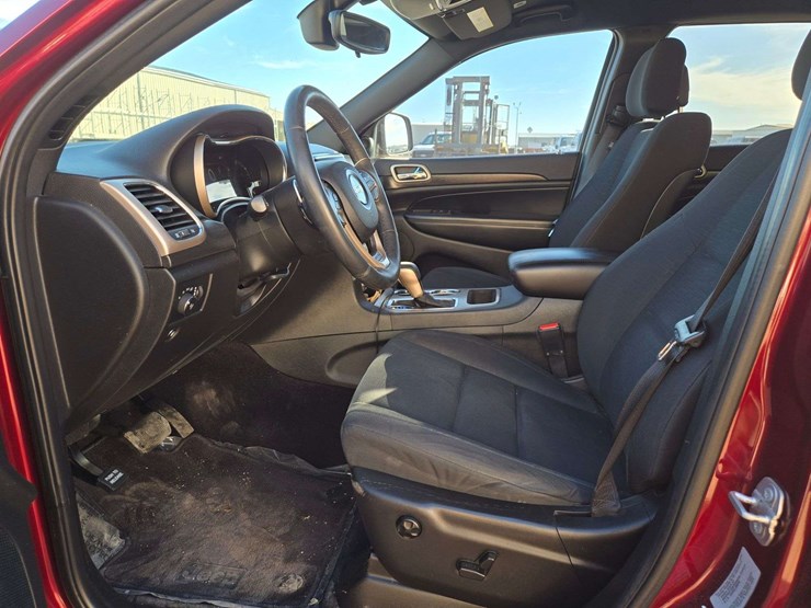 2017-jeep-grand-cherokee-laredo-image-12