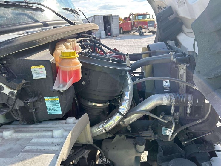 2020-freightliner-m2-106-image-8