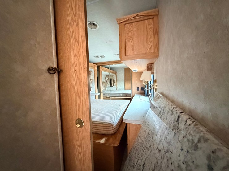 #2250-•-2005-nu-wa-hitchhiker-ii-ls-fifth-wheel-travel-trailer-image-33