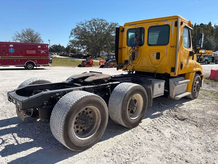 2017-freightliner-cascadia-125-image-3
